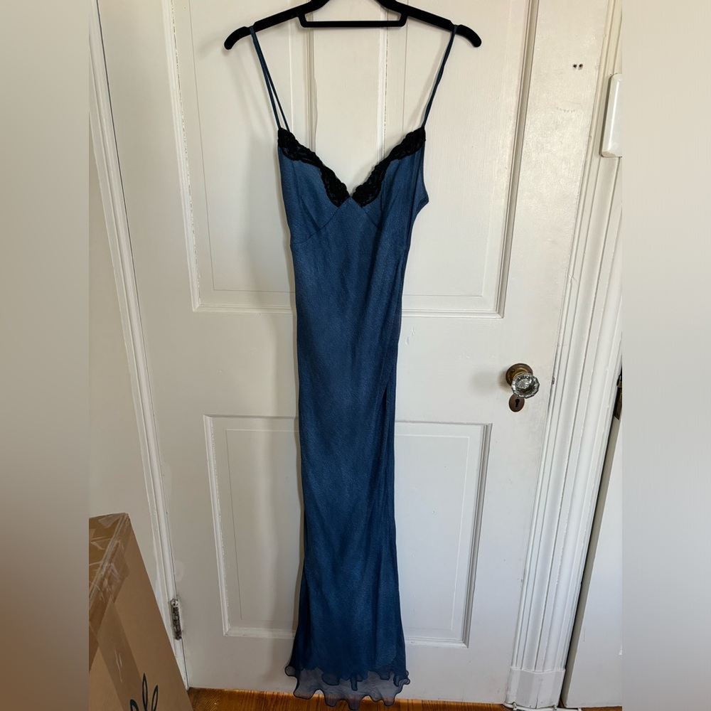 realisation par Blue Dress with Black Lace Detail